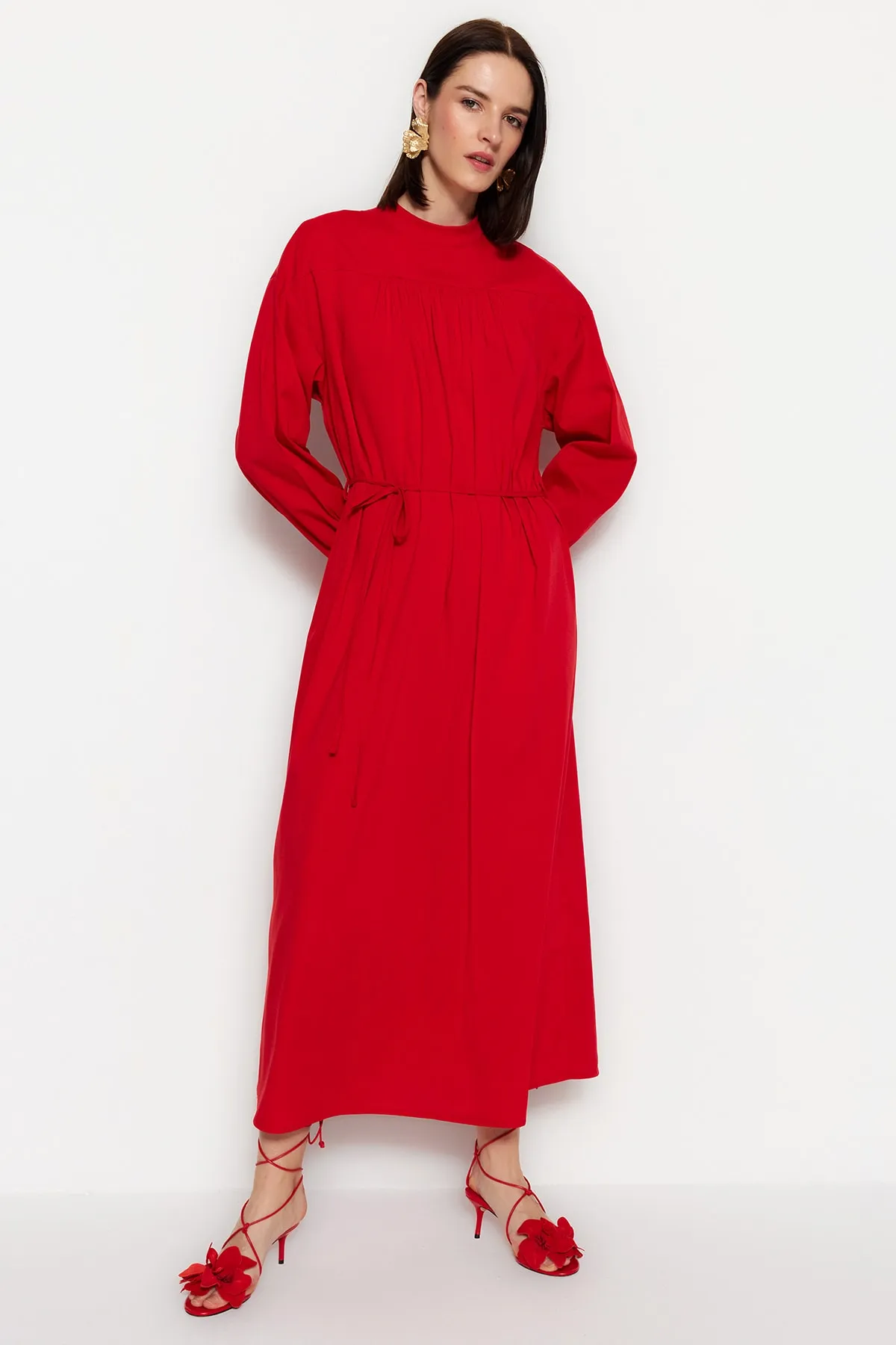 Trendyol Modest  Rotes, gewebtes Kleid mit weitem Schnitt, Gürtel und Raffung TCTSS23EB00281