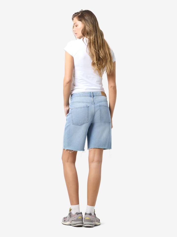 Noisy may Jeans-Shorts mit Fransensaum und 5 Taschen Design in Hellblau günstig kaufen