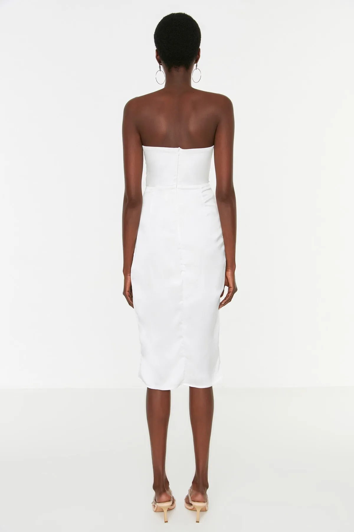 Trendyol Collection  Ecrufarbenes Abendkleid aus Satin mit Bügeln TPRSS22EL2021