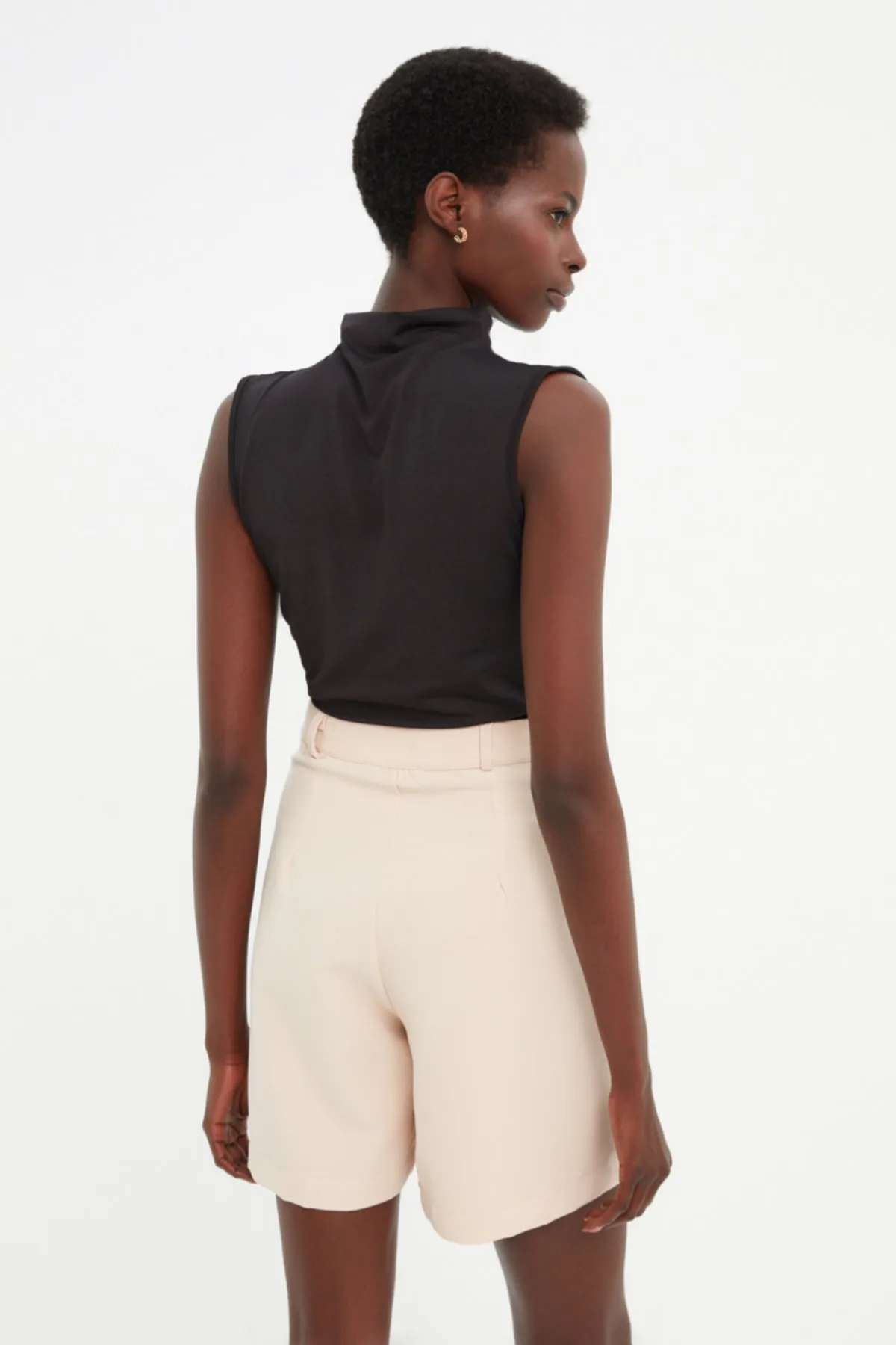 Trendyol Collection  Schwarzer Rollkragen-Body aus dehnbarem Strick mit Druckknöpfen, ärmellos, TWOAW22BD0006