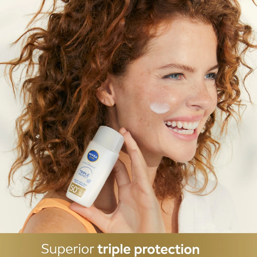 NIVEA Triple Action opalovací fluidní krém na obličej SPF50+