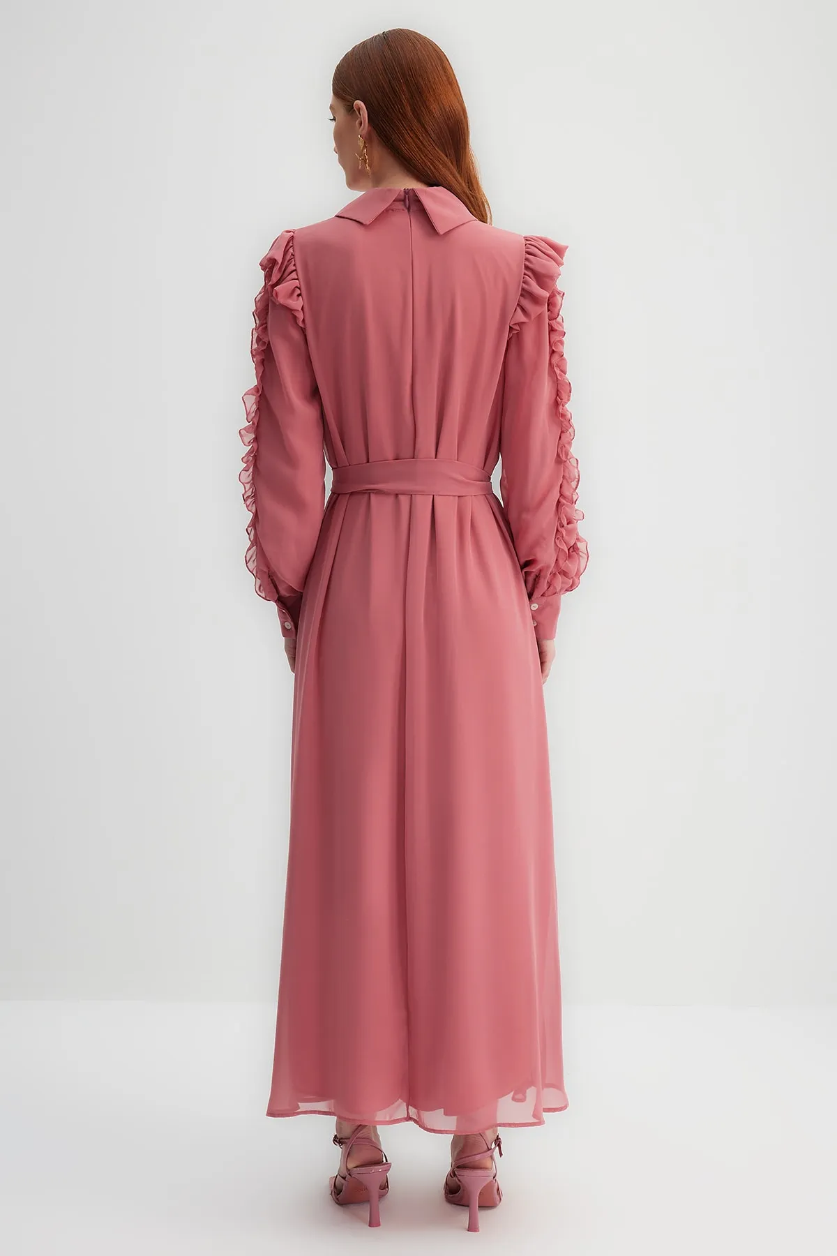 Trendyol Modest  X Kevser Sarıoglu Abendkleid aus Chiffon mit Rüschen und Kragen aus getrockneten Rosen TCLSS23DB00000