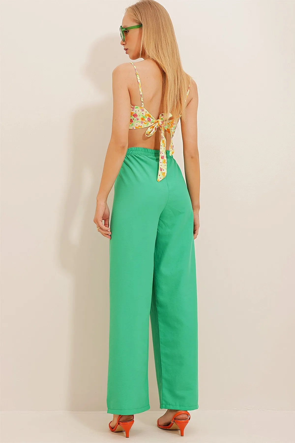 Trend Alaçatı Stili  Grüne Aerobin-Hose mit elastischem Bund und entspanntem Schnitt für Damen ALC-X6625