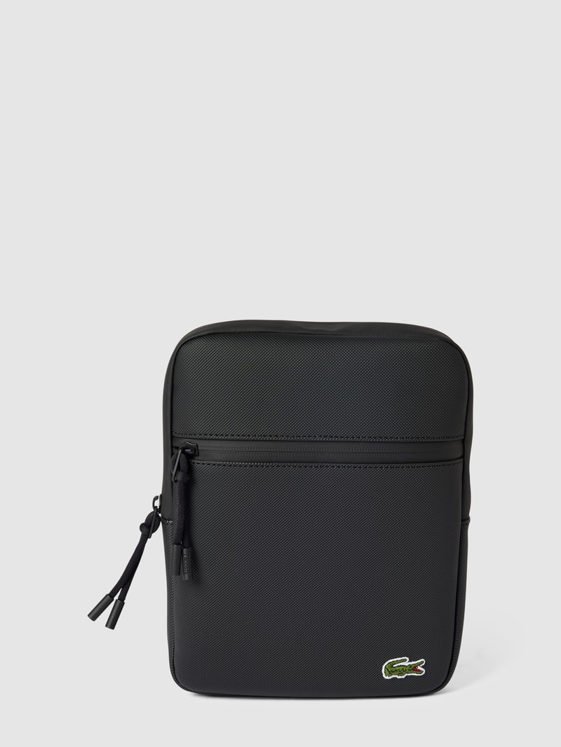 Umhängetasche mit Label-Patch in schwarz