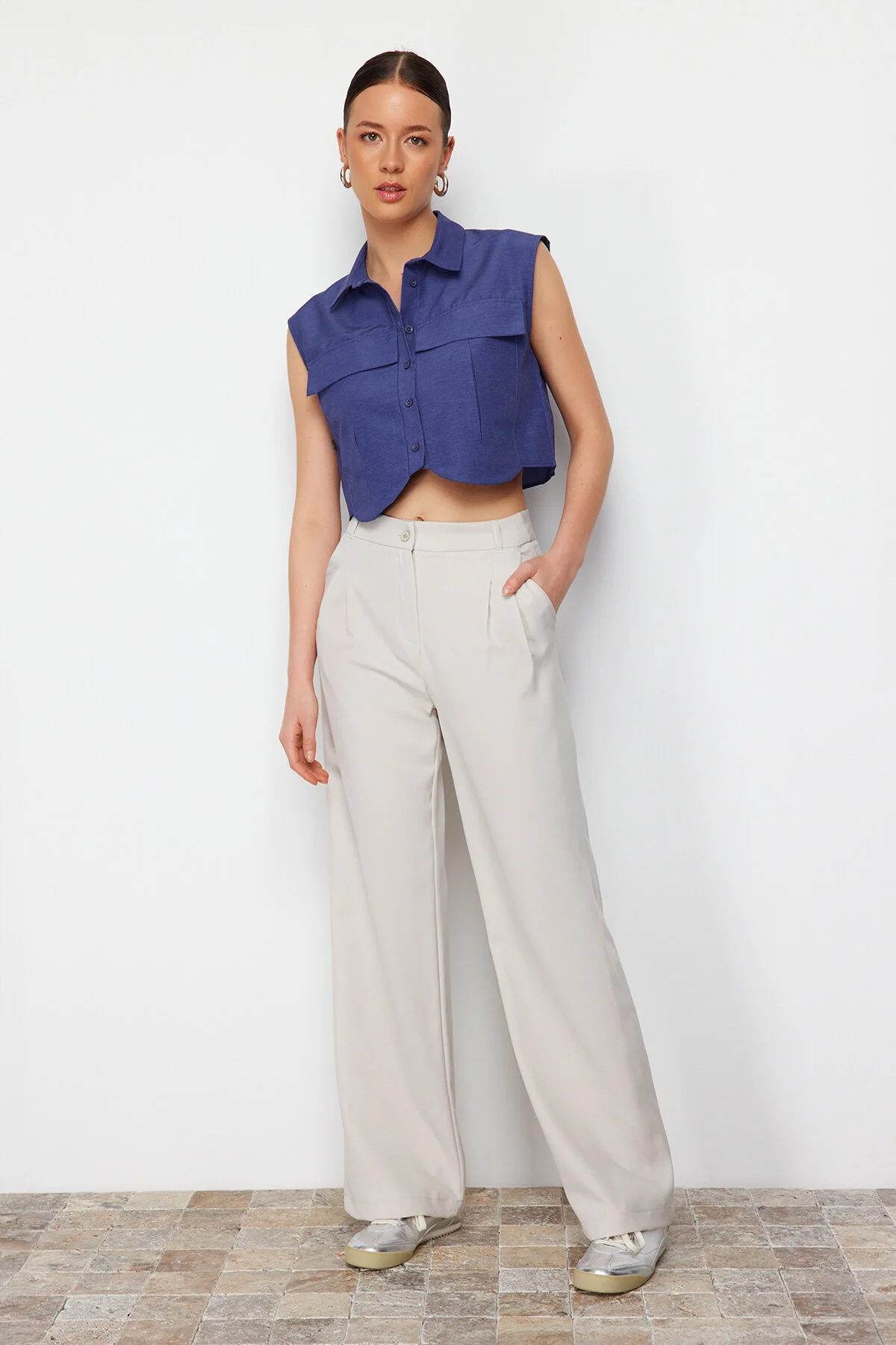Trendyol Collection  Nerzfarbene, gewebte Hose mit hoher Taille und weitem Bein und Plissee-Muster TWOSS24PL00114