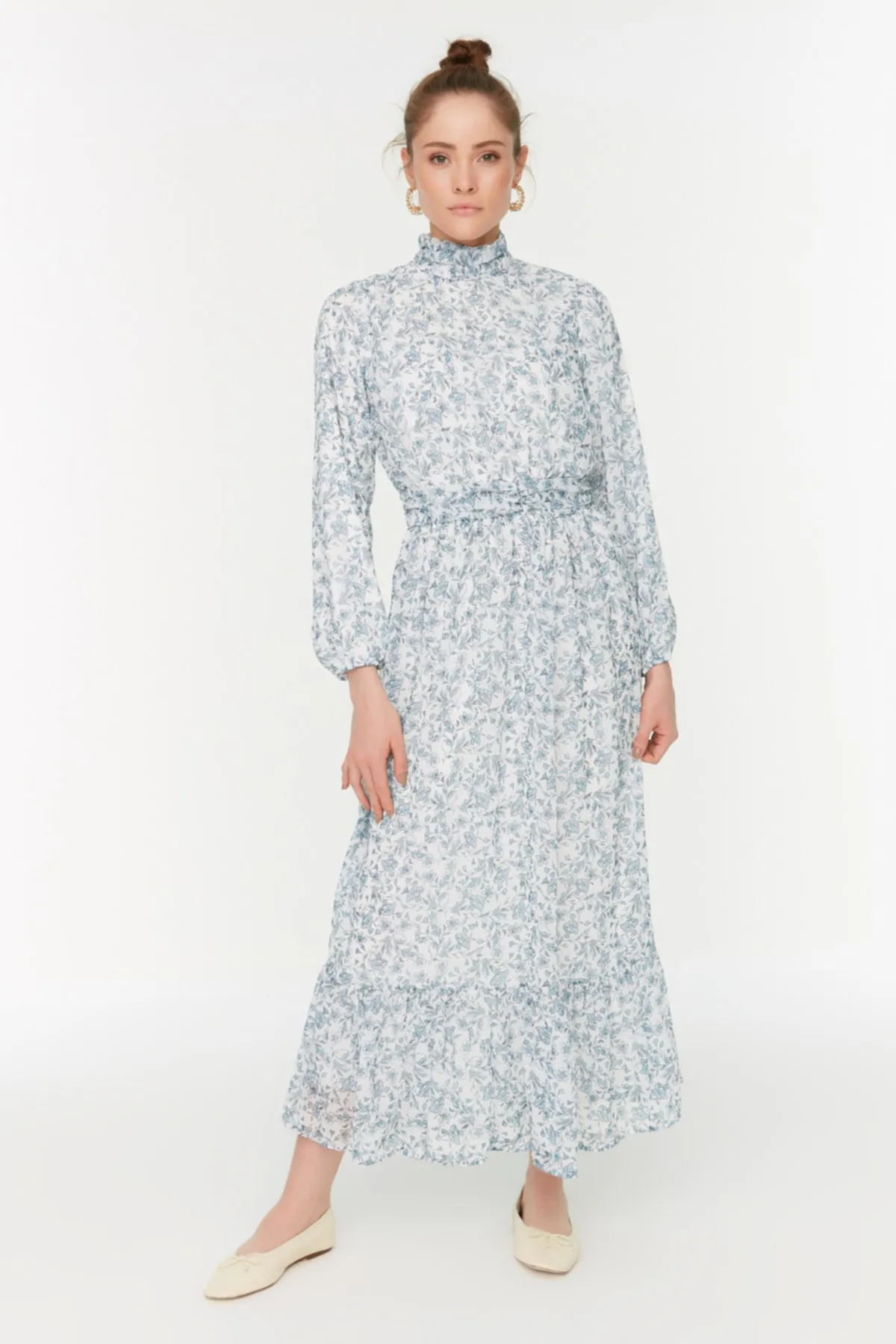Trendyol Modest  Blaues Blumenkleid mit hohem Kragen und detailliertem, gefüttertem Chiffongewebe TCTSS22EB0032