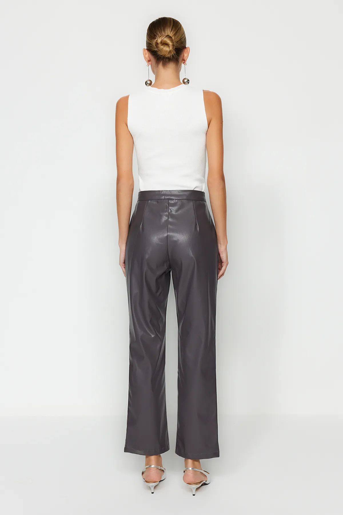 Trendyol Collection  Anthrazitfarbene gerade gewebte Kunstlederhose TWOAW22PL0284