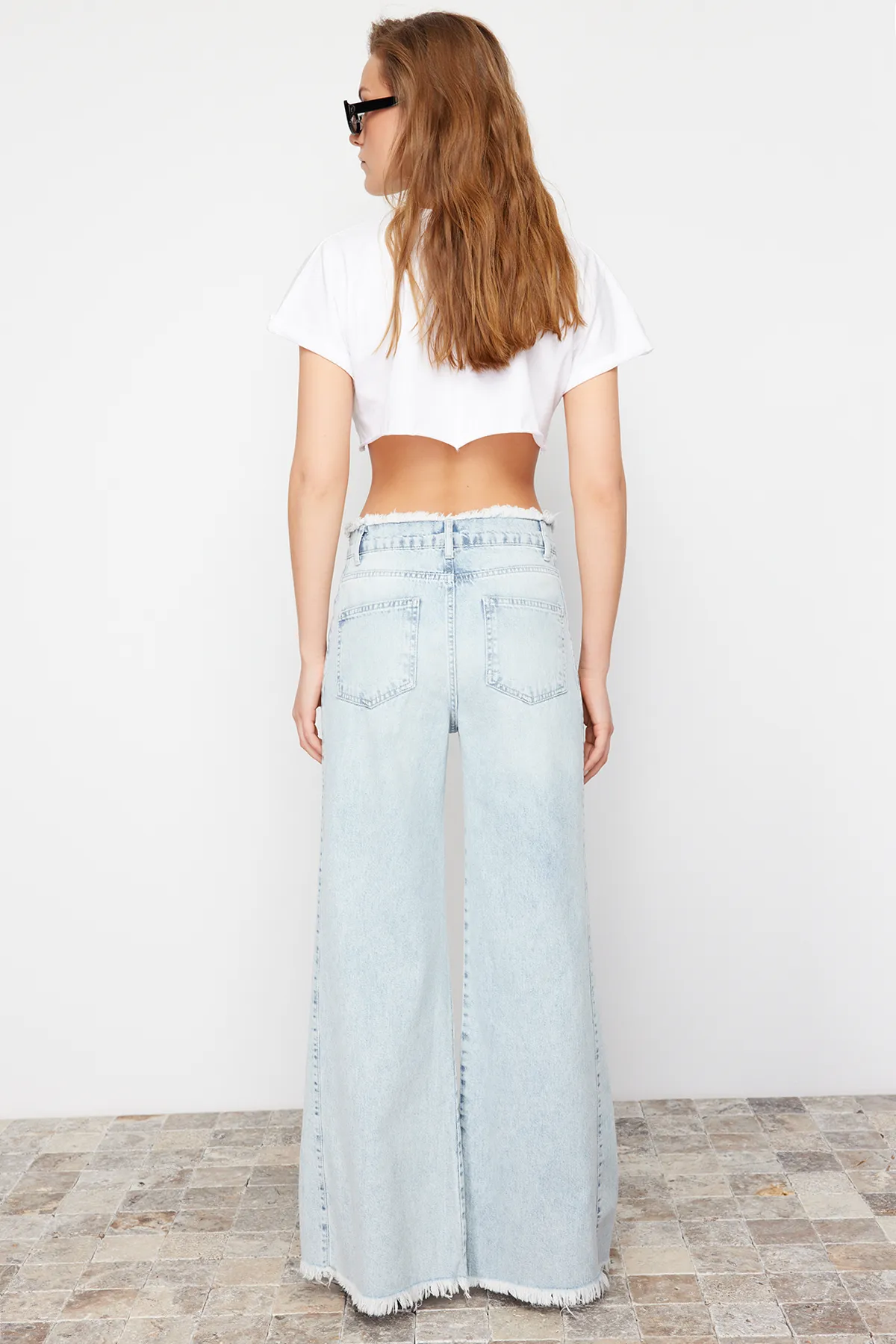Trendyol Collection  Hellblaue Jeans mit hoher Taille und weitem Bein und Quastendetails TWOSS24JE00151