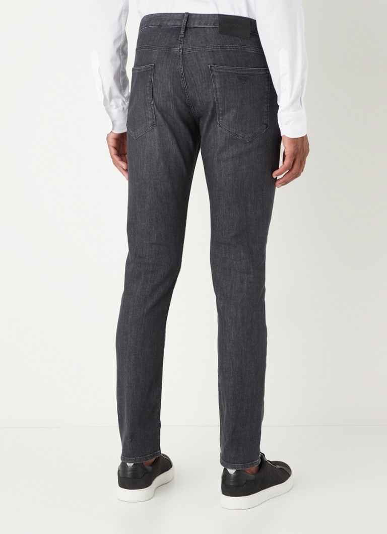 Jeansy o dopasowanym kroju marki Emporio Armani, w ciemnym kolorze, z elastycznego materiału.