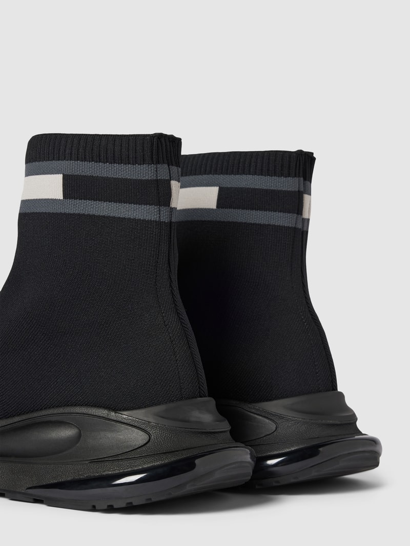 Sock-Sneaker mit Kontraststreifen in schwarz