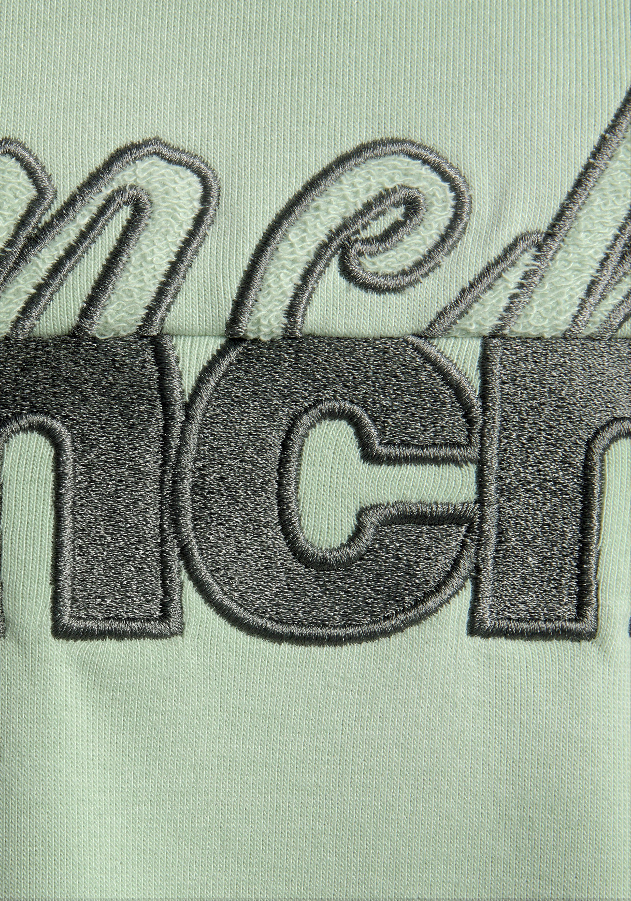 Bench. Sweatkleid mit aufwendiger Logostickerei