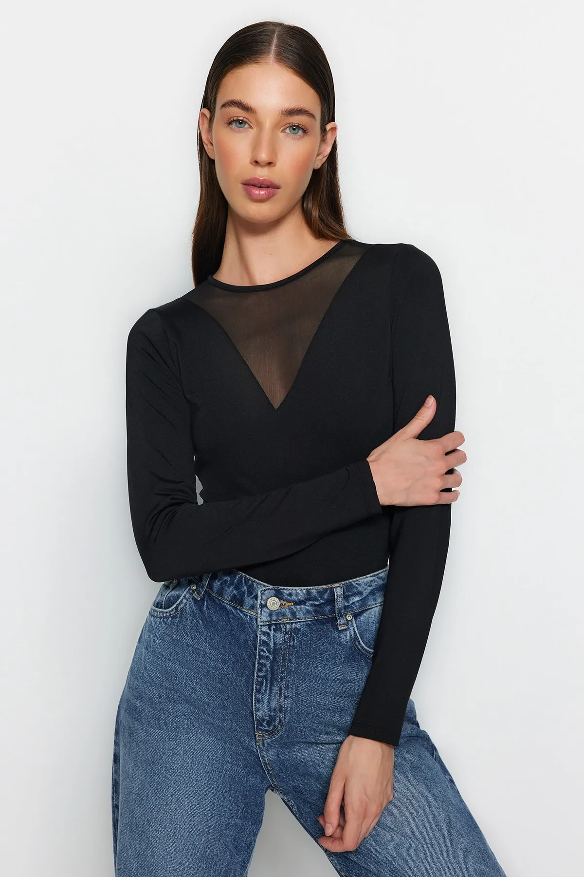 Trendyol Collection  Schwarzer, tief ausgeschnittener Stretch-Strickbody aus Tüll mit Rundhalsausschnitt und Druckknöpfen TWOAW24BD00012
