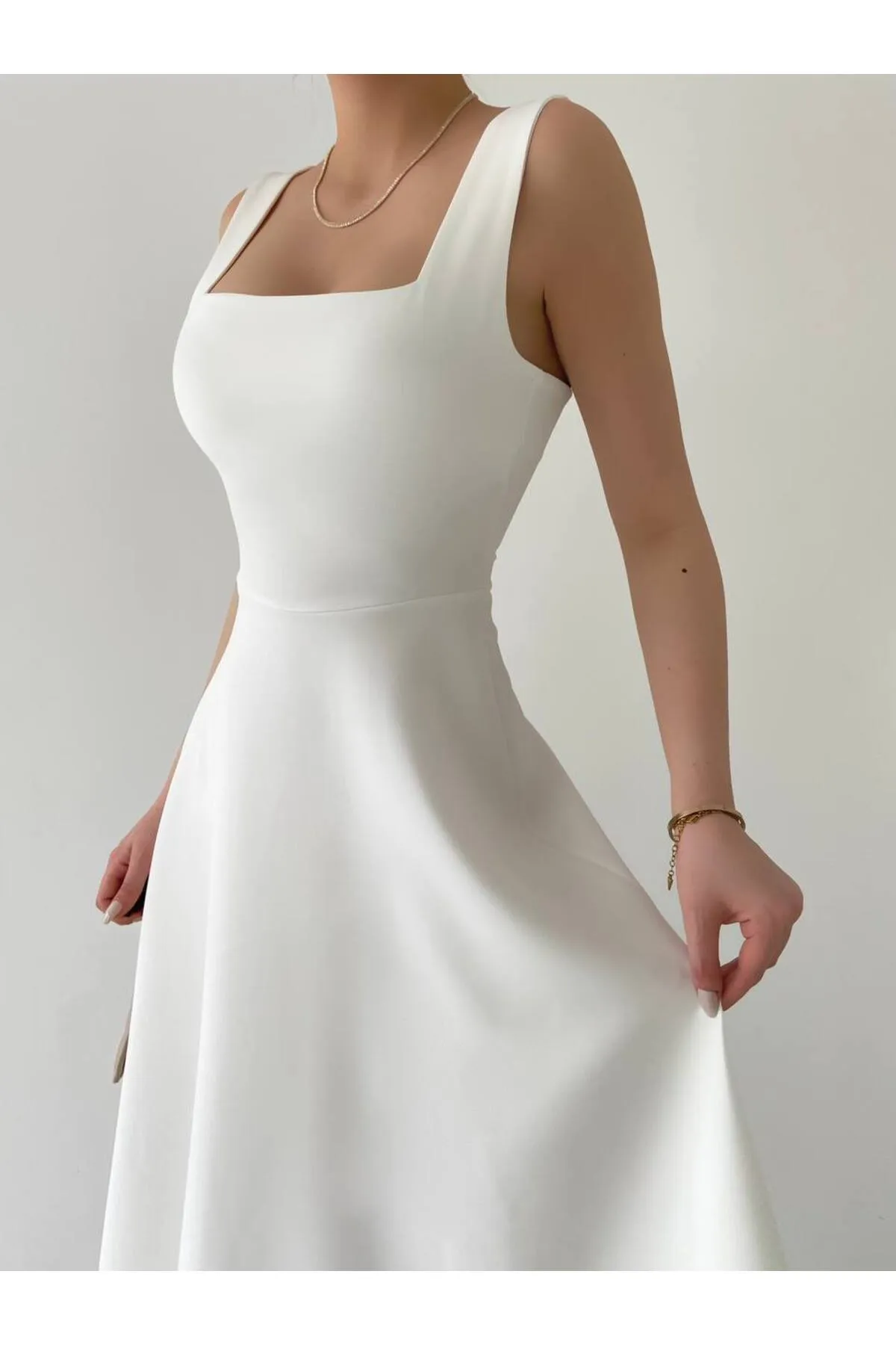 SONREİR  JESICA-KLEID MIT DICKEN TRÄGERN UND QUADRATISCHEM YEKA-DETAIL