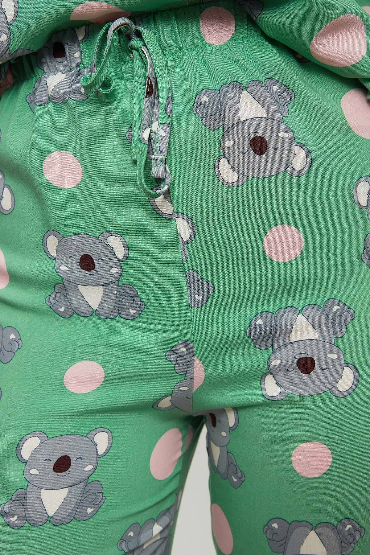 Trendyol Collection  Grünes Pyjama-Set aus Viskosegewebe mit Rüschen und Seilträgern, Koala-Muster, THMSS21PT0475