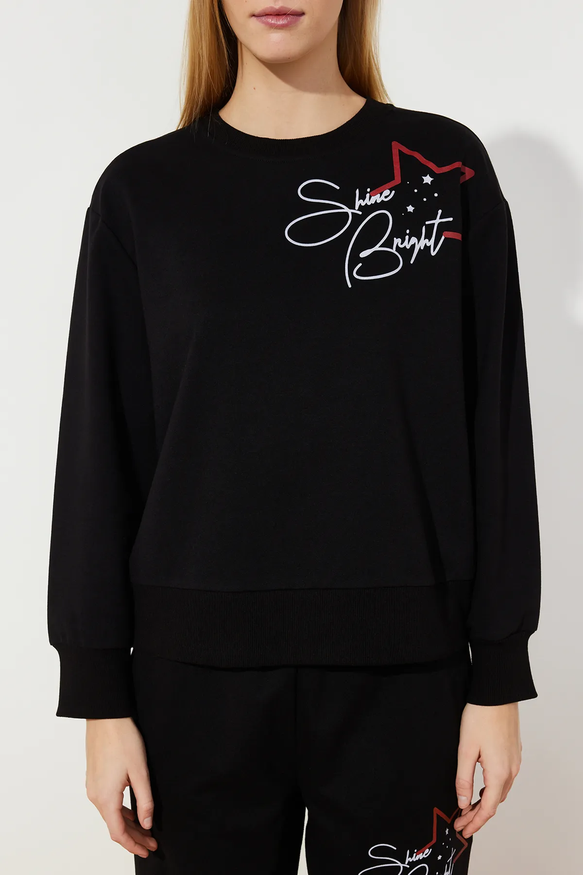 Trendyol Collection  Schwarzes Strick-Pyjama-Set mit Slogan- und Stern-Print THMAW24PT00314
