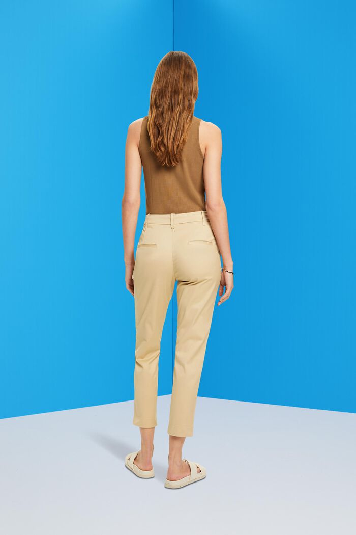 Schmal geschnittene Hose mit hohem Bund