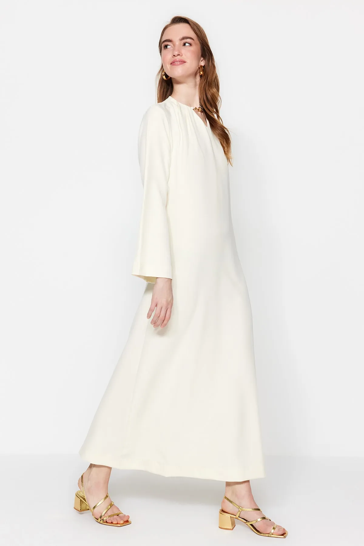 Trendyol Modest  Ecru Nu A-Linien-Abendkleid aus Crêpe mit Halsketten-Accessoires TCTSS23DB00023