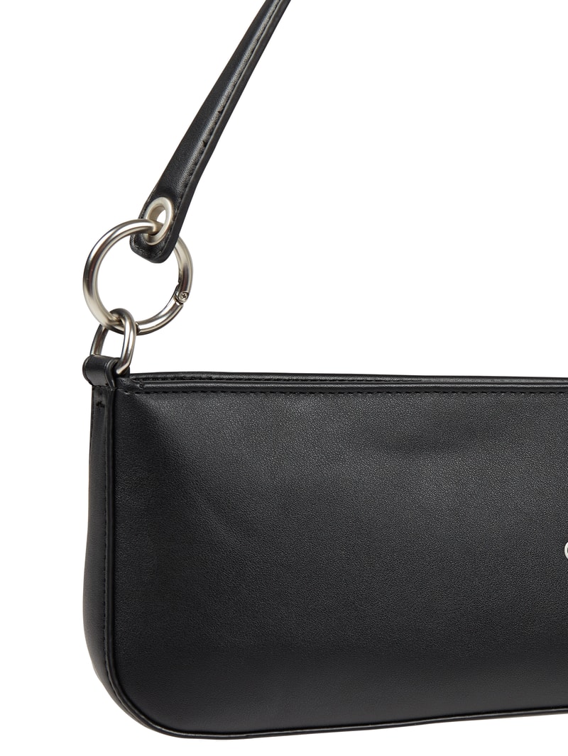 Pochette in Leder-Optik in schwarz