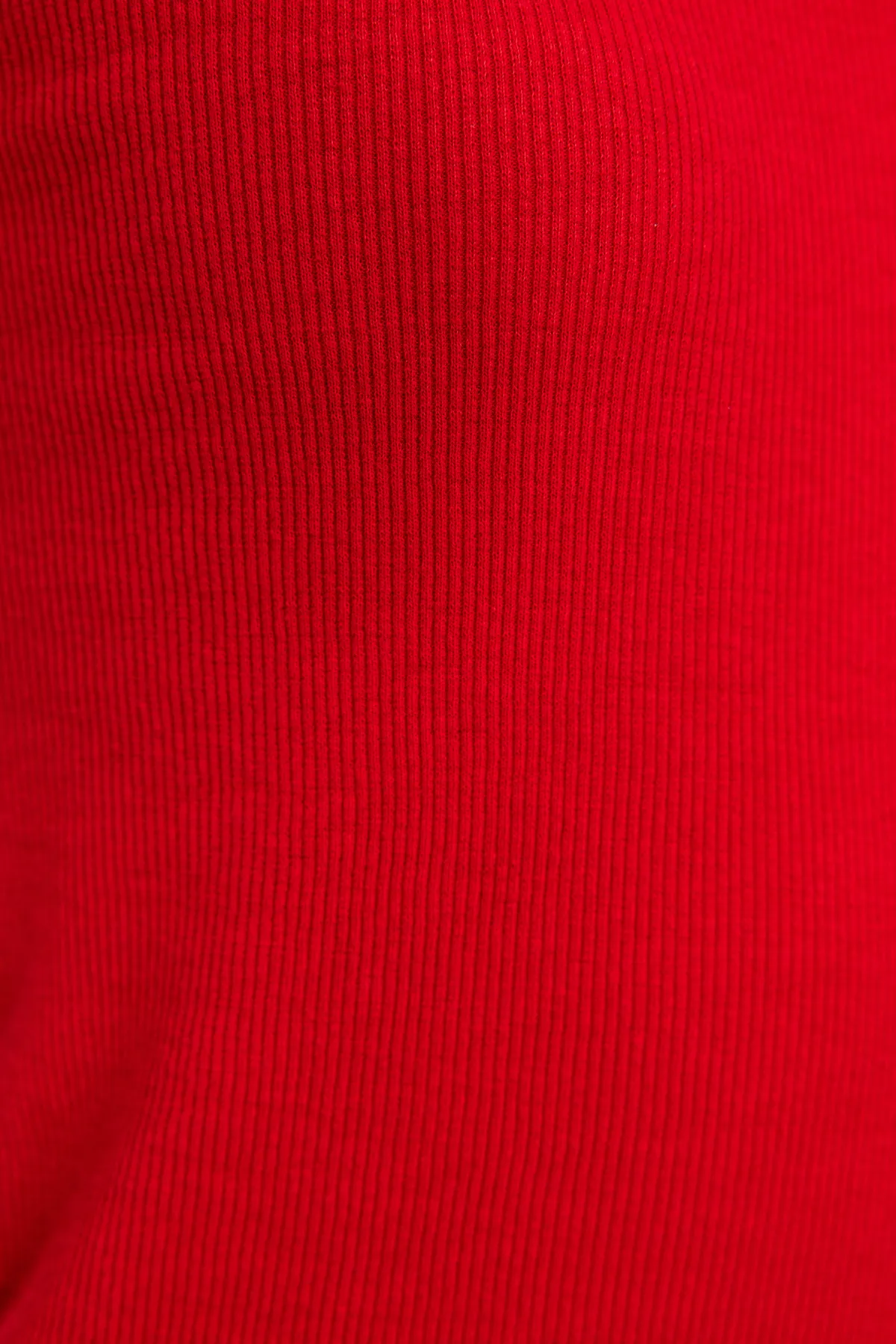Trendyol Collection  Rotes, tailliertes, geripptes, dehnbares Strick-Unterhemd mit Pool-Ausschnitt TWOSS22AL0042