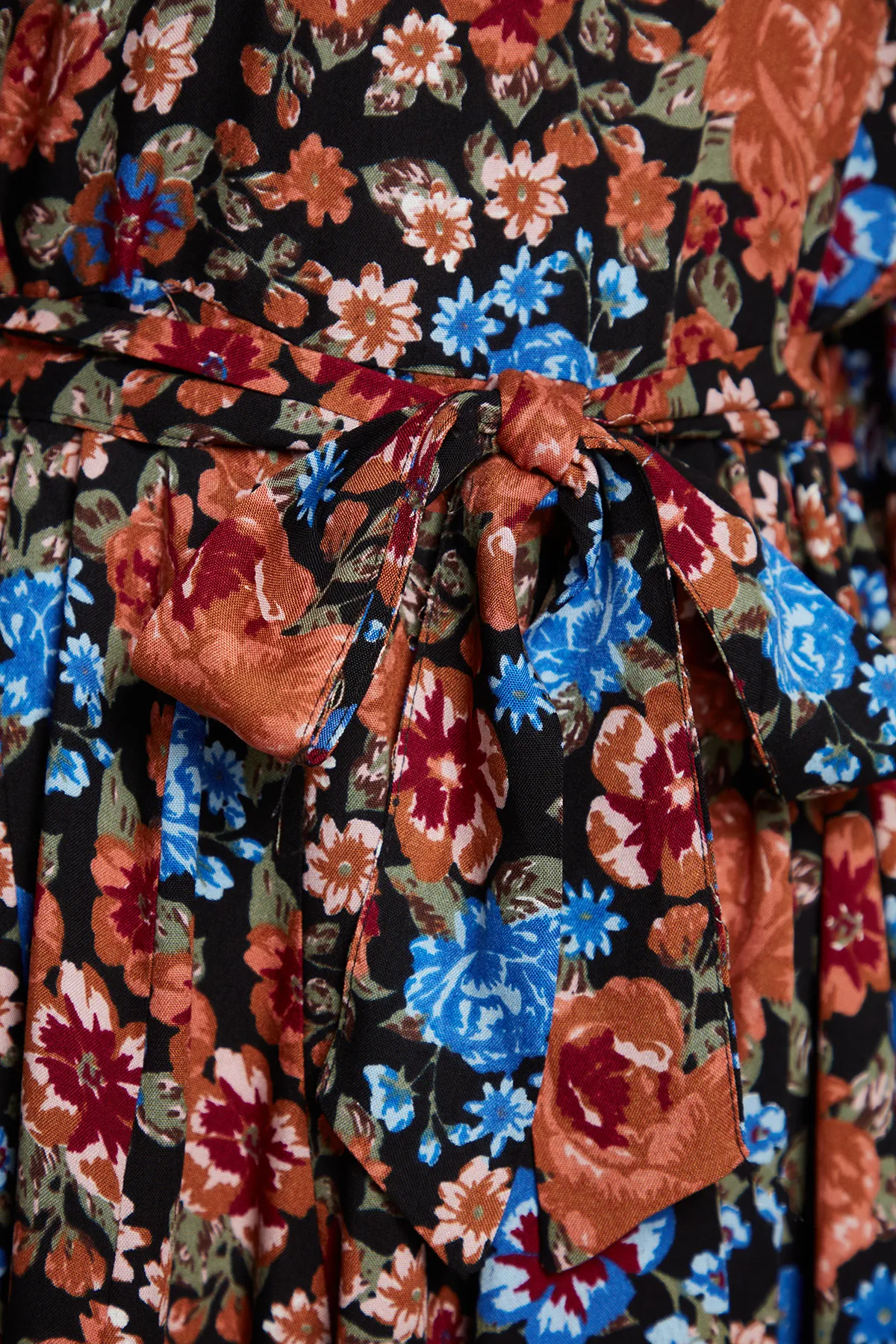 Trendyol Collection  Mehrfarbiges Viskose-Webkleid mit Gürtel und Volantrock TWOAW24EL00739