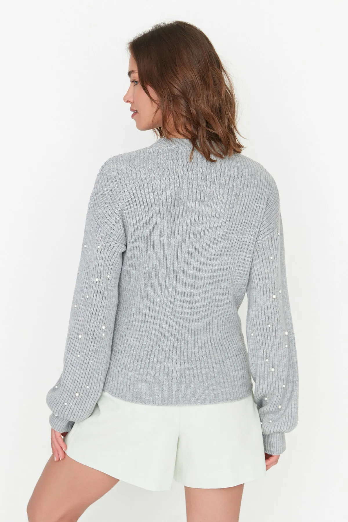 Trendyol Collection  Grauer Perlenstrickpullover mit Rundhalsausschnitt und detailliertem Rundhalsausschnitt TWOAW22KZ1493