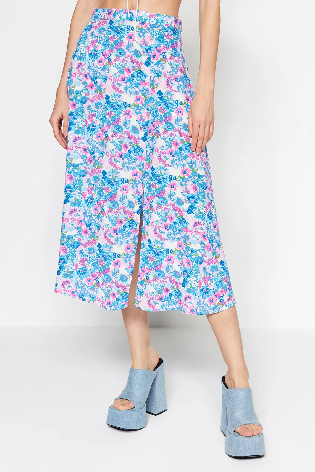 Trendyol Collection  Indigo-ecrufarbener Midi-Webrock aus Viskosestoff mit Schlitz und detailliertem Blumenmuster TWOSS20ET0230
