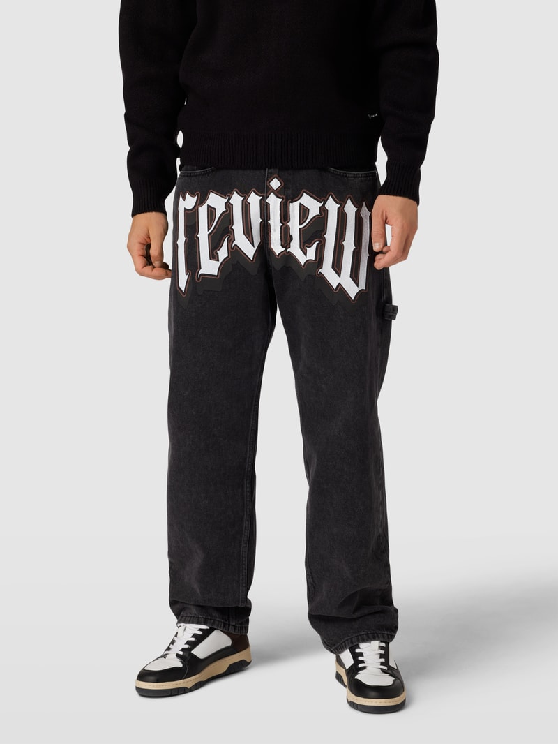 Jeans in lockerem Schnitt mit Label-Print in schwarz