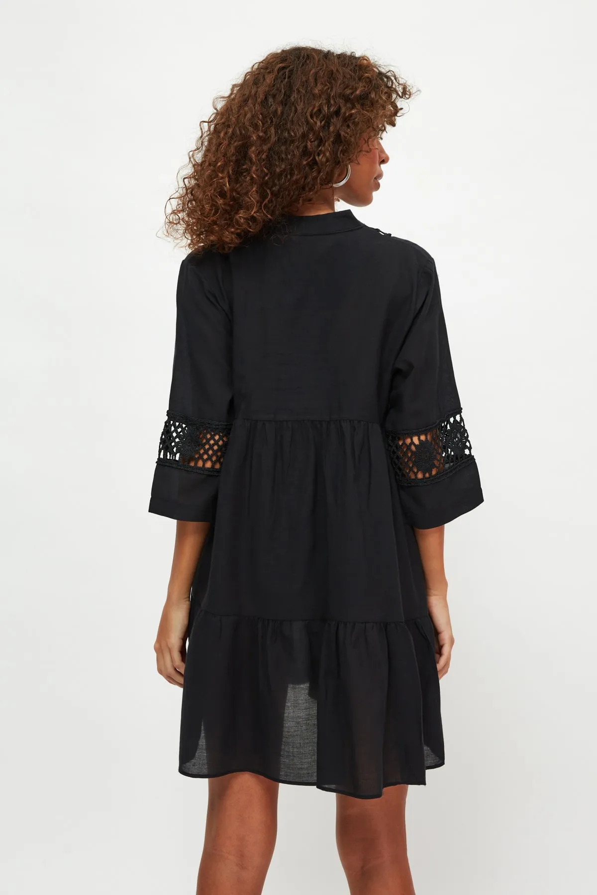Trendyol Collection  Schwarzes Mini-Strandkleid aus 100 % Baumwolle mit gewebter Spitze und Details TBESS20EL0854