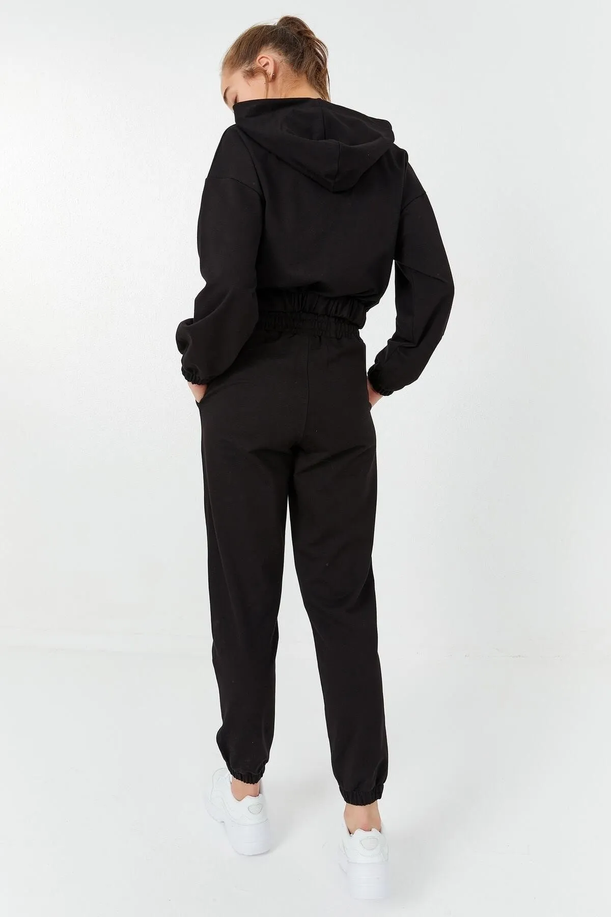TOMMY LIFE  Schwarzer Damen-Trainingsanzug mit Kapuze und übergroßen elastischen Beinen und Textdruck – 95295