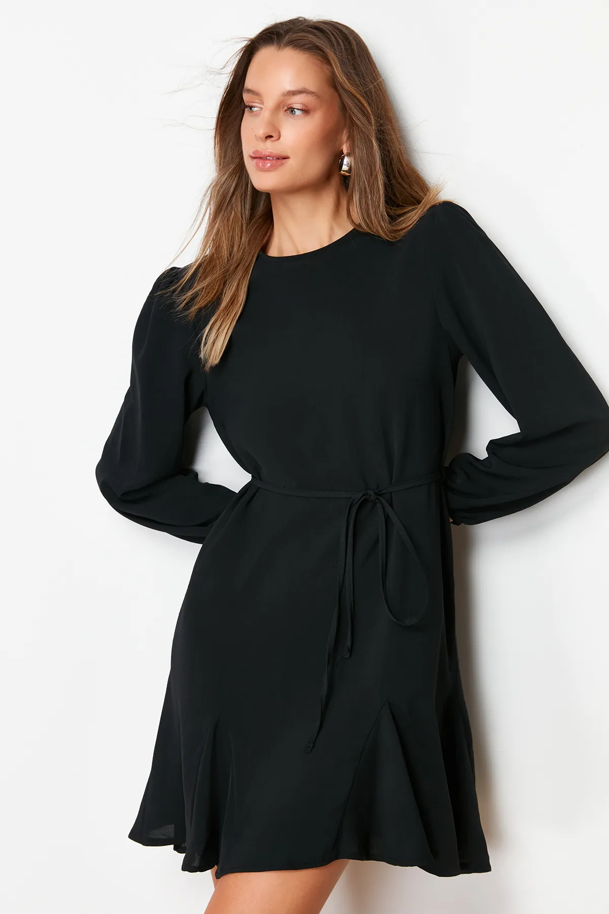Trendyol Collection  Schwarzes, gerade geschnittenes Mini-Webkleid mit Rundhalsausschnitt und Gürtel TWOAW24EL00337