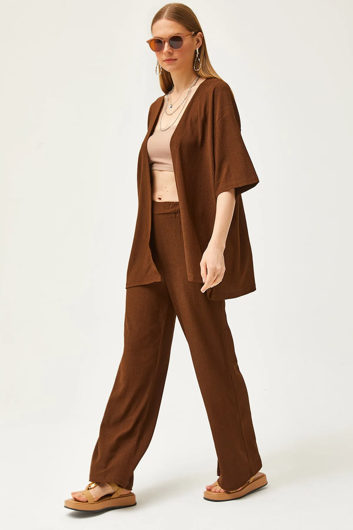 Olalook  Bitterbraunes Set aus Oberteil und Kimono sowie Hose für Damen TKM-19000280