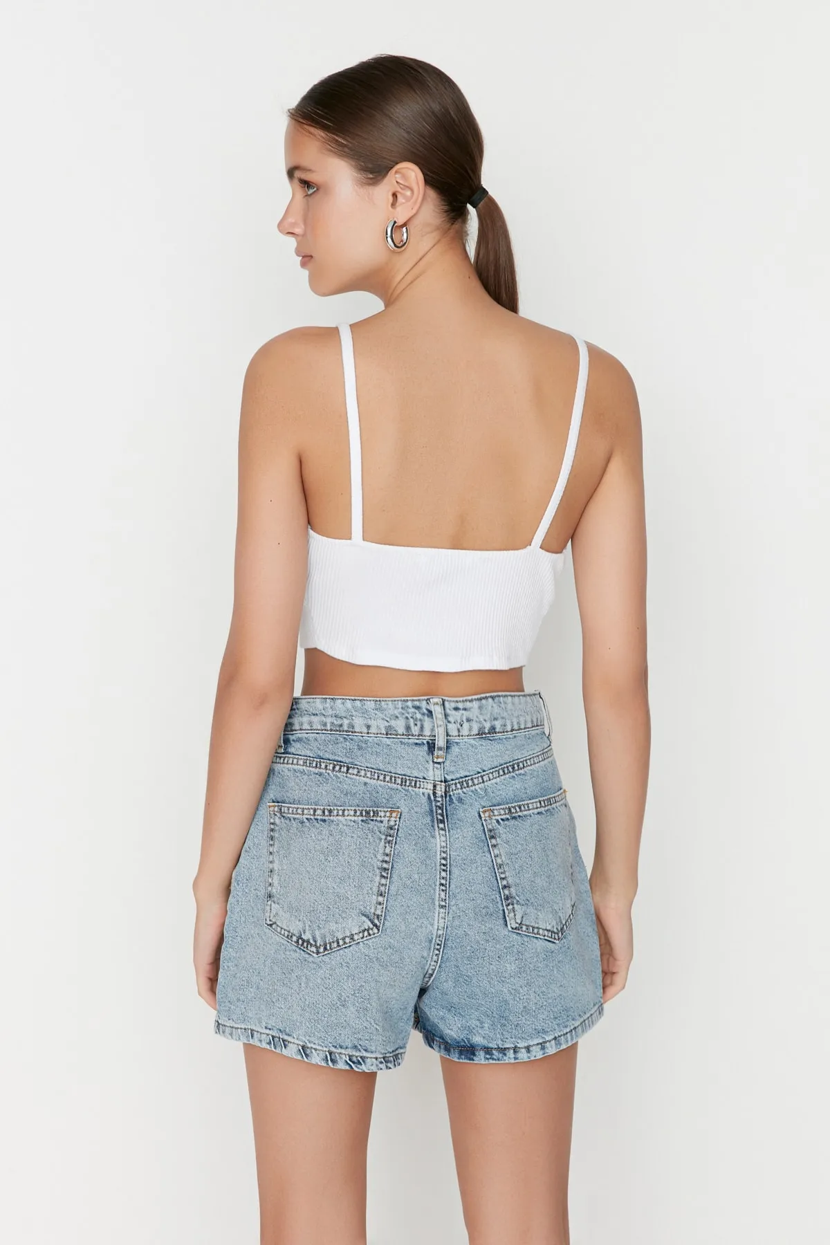 Trendyol Collection  Blaue Jeansshorts mit Knöpfen vorne TWOSS22SR00112