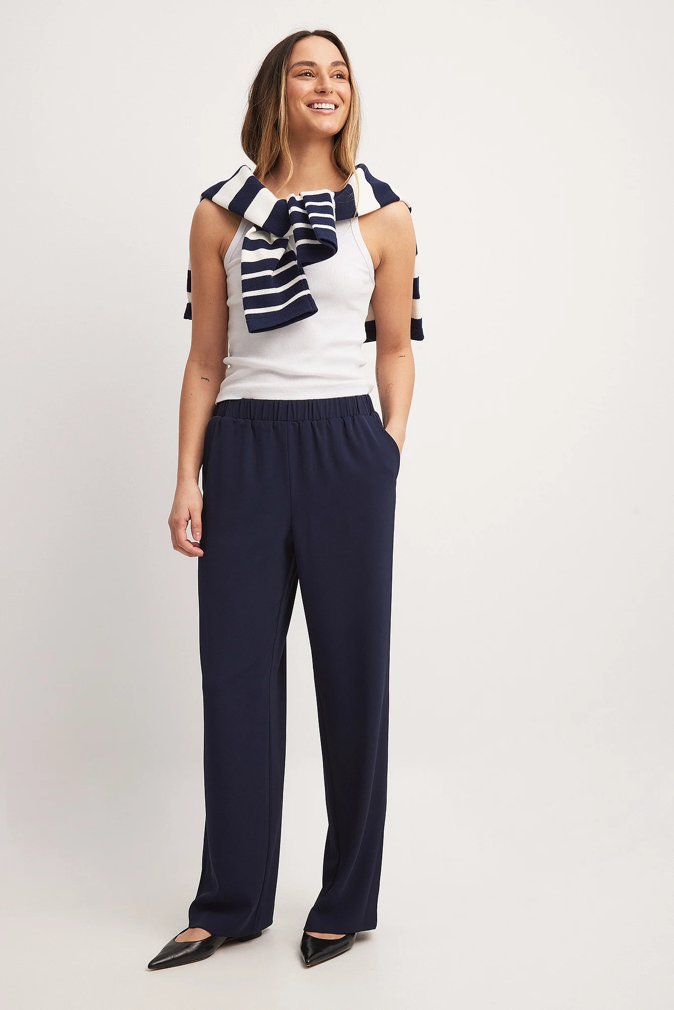 Relaxte Hose mit mittelhoher Taille