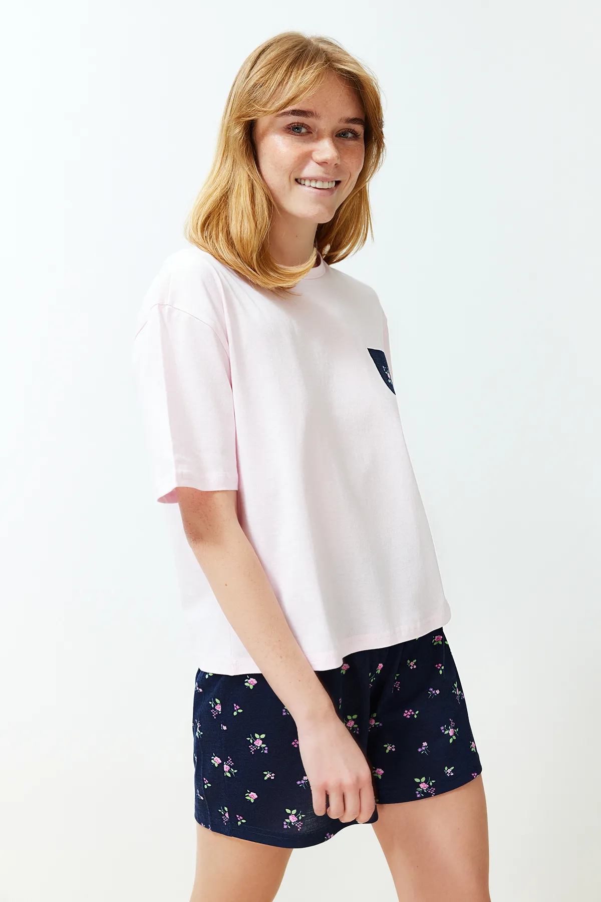 Trendyol Collection  Rosa Pyjama-Set aus 100 % Baumwolle, mehrfarbig, mit Blumenmuster, gestrickt THMSS24PT00214