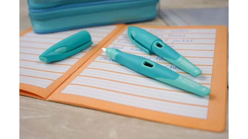 STABILO® EASYbirdy Füller für Rechtshänder in blau/hellblau inklusive Patrone - Schreibfarbe blau (löschbar)