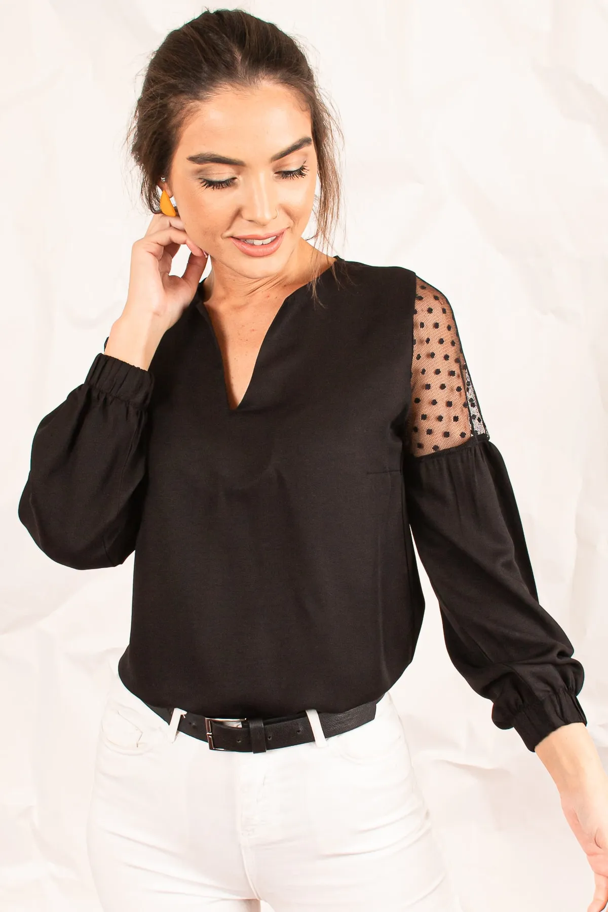 armonika  Schwarze Tüll-Ballonbluse für Damen mit V-Ausschnitt und Ärmeln ARM-20K001038