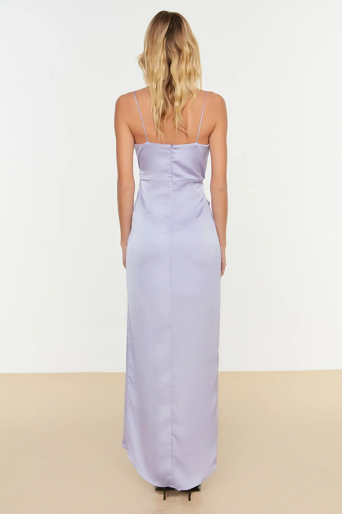 Trendyol Collection  Lilafarbenes langes Abendkleid aus Satin mit zweireihigem Kragen TPRSS21AE0050