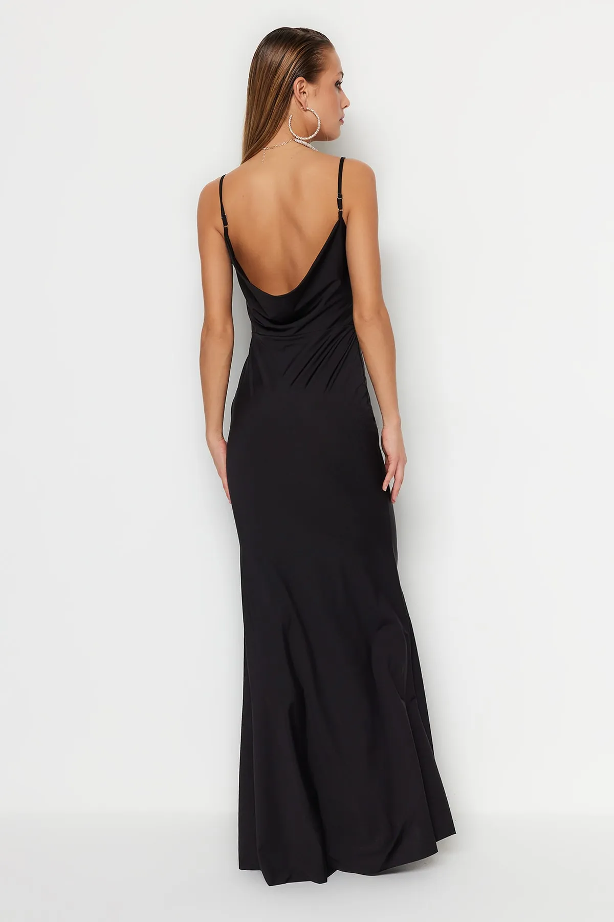Trendyol Collection  Schwarzes, figurbetontes, langes Abendkleid aus Strick TPRSS23AE00060