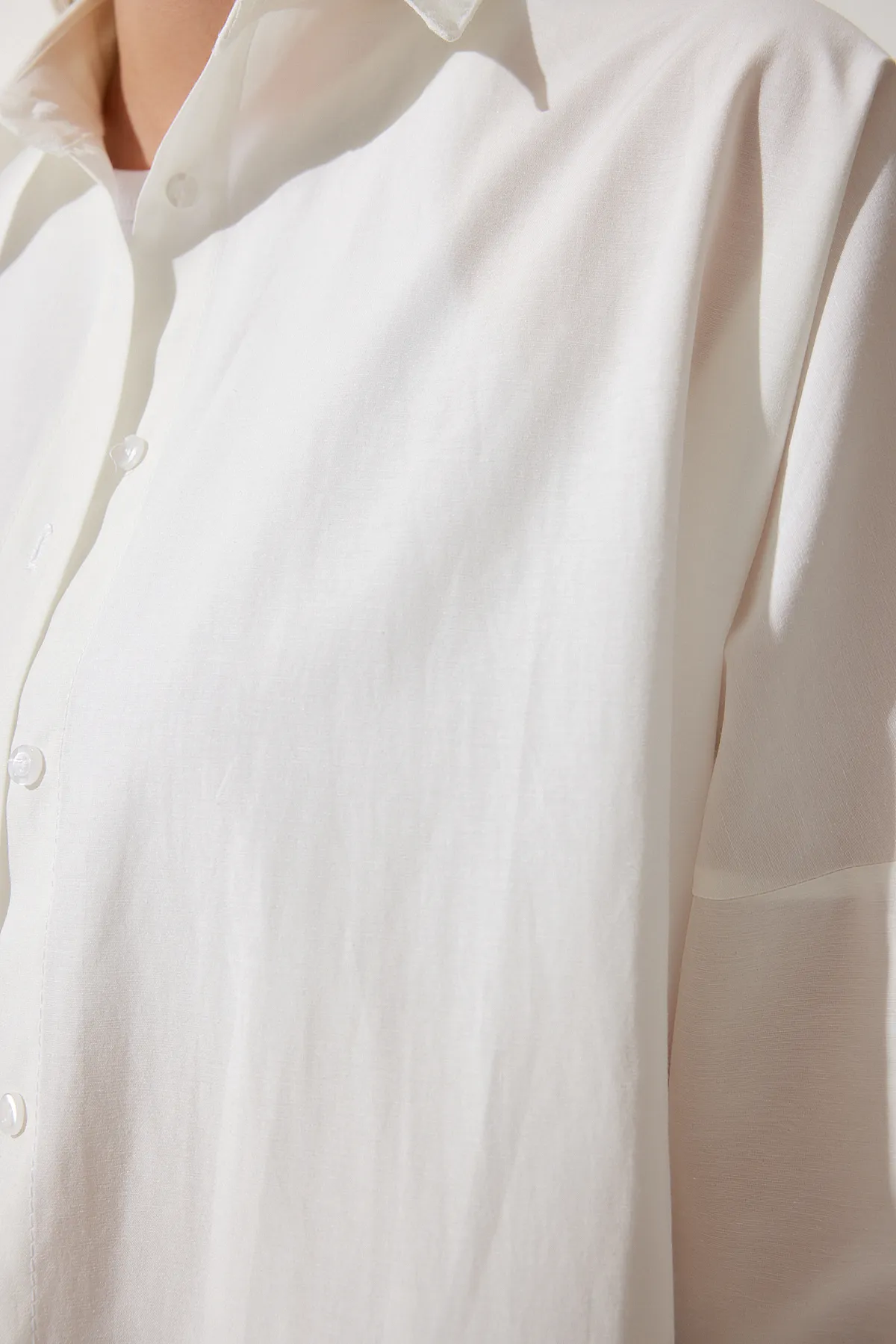 Happiness İstanbul  Ecrufarbenes, langes Basic-Shirt für Damen in Übergröße DD00842