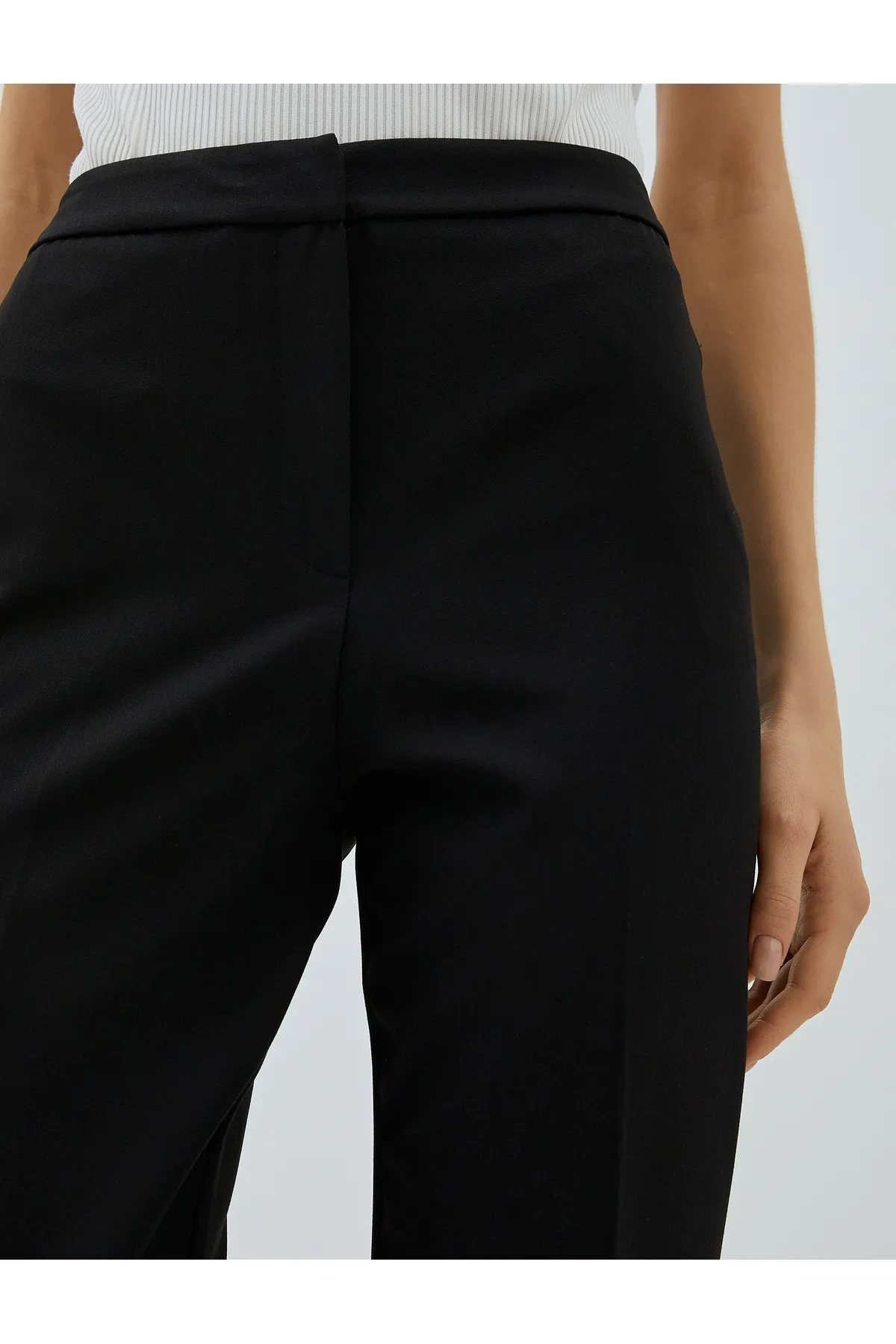 Koton  Kurz geschnittene Zigarettenhose mit hoher Taille und Taschen