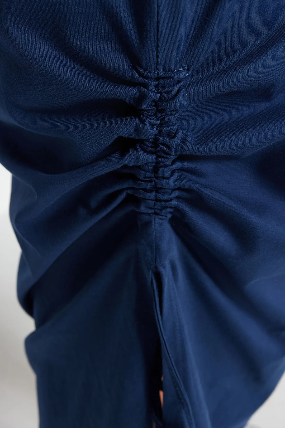 Trendyol Curve  Marineblaues, seitlich gerafftes und geschlitztes Strickkleid mit Rundhalsausschnitt TBBSS23AH00155