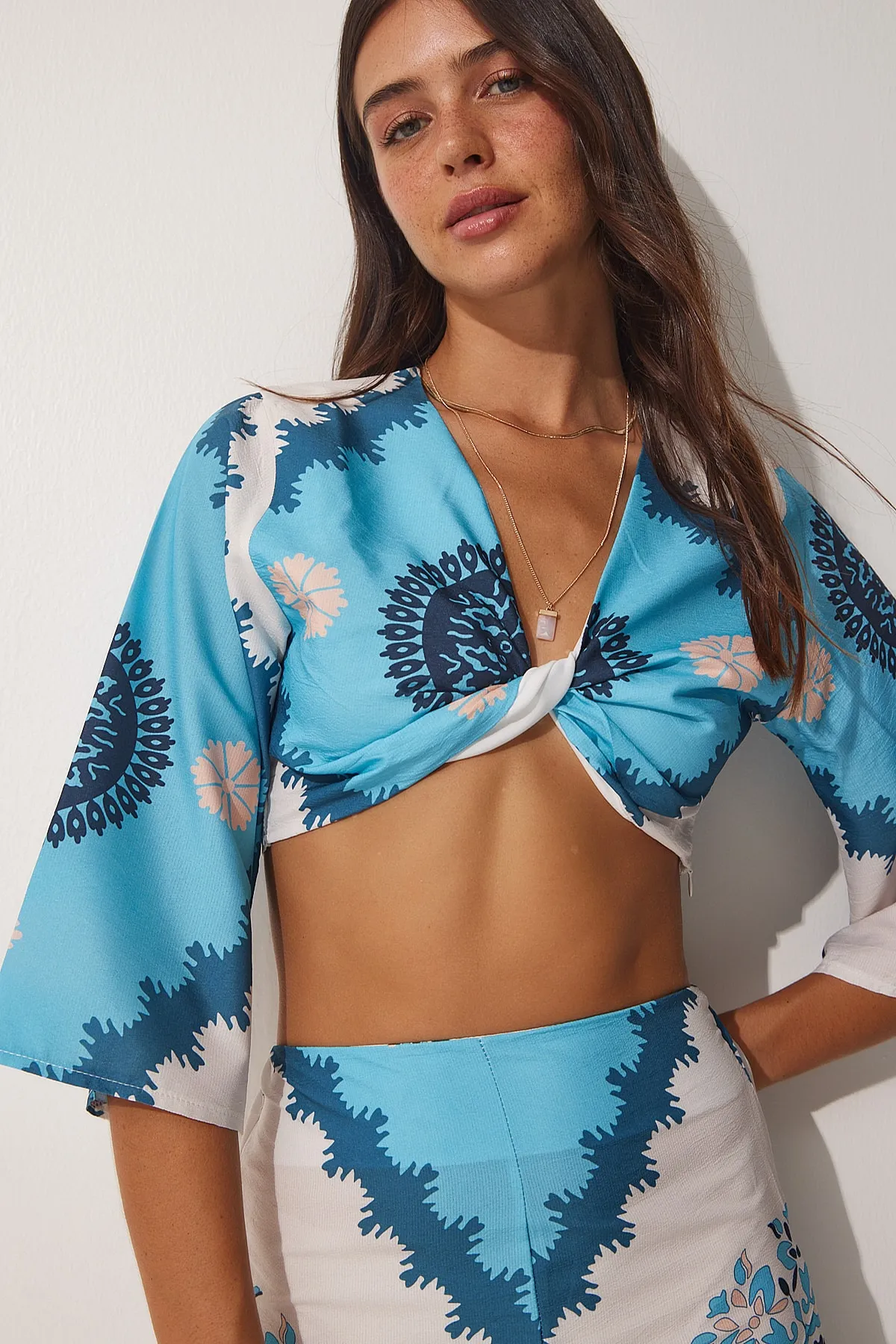 Happiness İstanbul  Hellblaues gemustertes Sommer-Bluse-Hosen-Set für Damen DM00131
