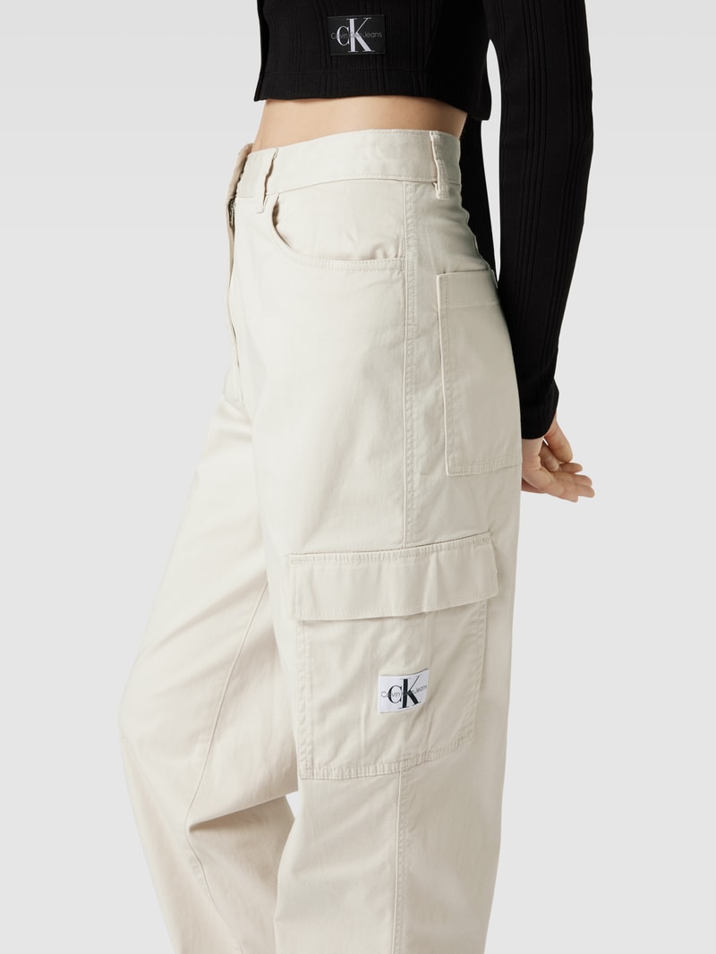 Stoffhose mit Cargotasche in beige