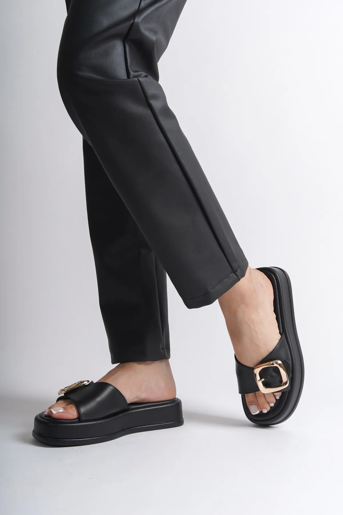 Capone Outfitters  Pantolette - Schwarz - Keilabsatz