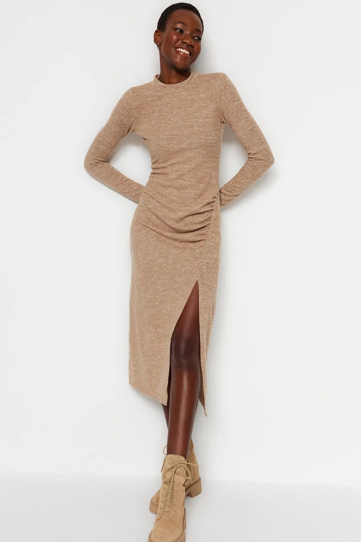 Trendyol Collection  Beigefarbenes, weiches Midi-Strickkleid mit Rundhalsausschnitt, Schlitz und Raffungsdetail TWOAW24EL00246