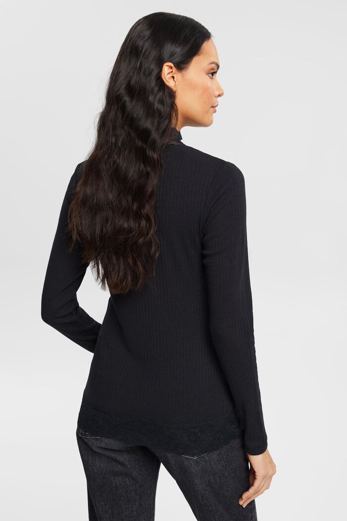 Geripptes Longsleeve mit Spitzenkragen