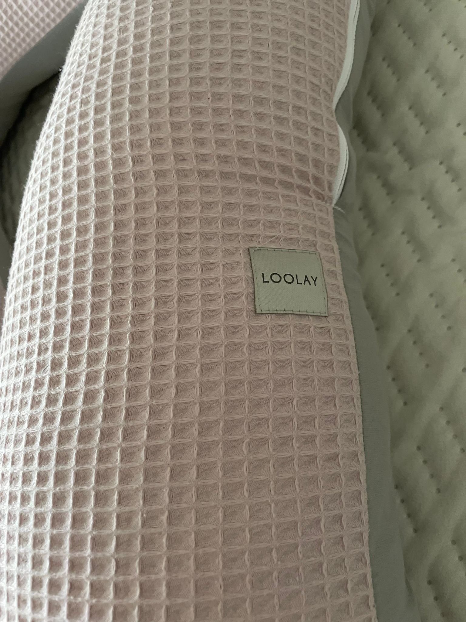 Loolay Stillkissen Schwangerschaftskissen Seitenschläferkissen Stillkissen TYP A 330cm, Attmungsaktive WAFFELPIQUE + GLATT Baumwolle XXXL Lagerungkissen; MUSTER: Waffel ROSA/ Grau, LOOLAY® Stillkissen + Bezug, 100% Europäische Stoffe unf Kleinserien-