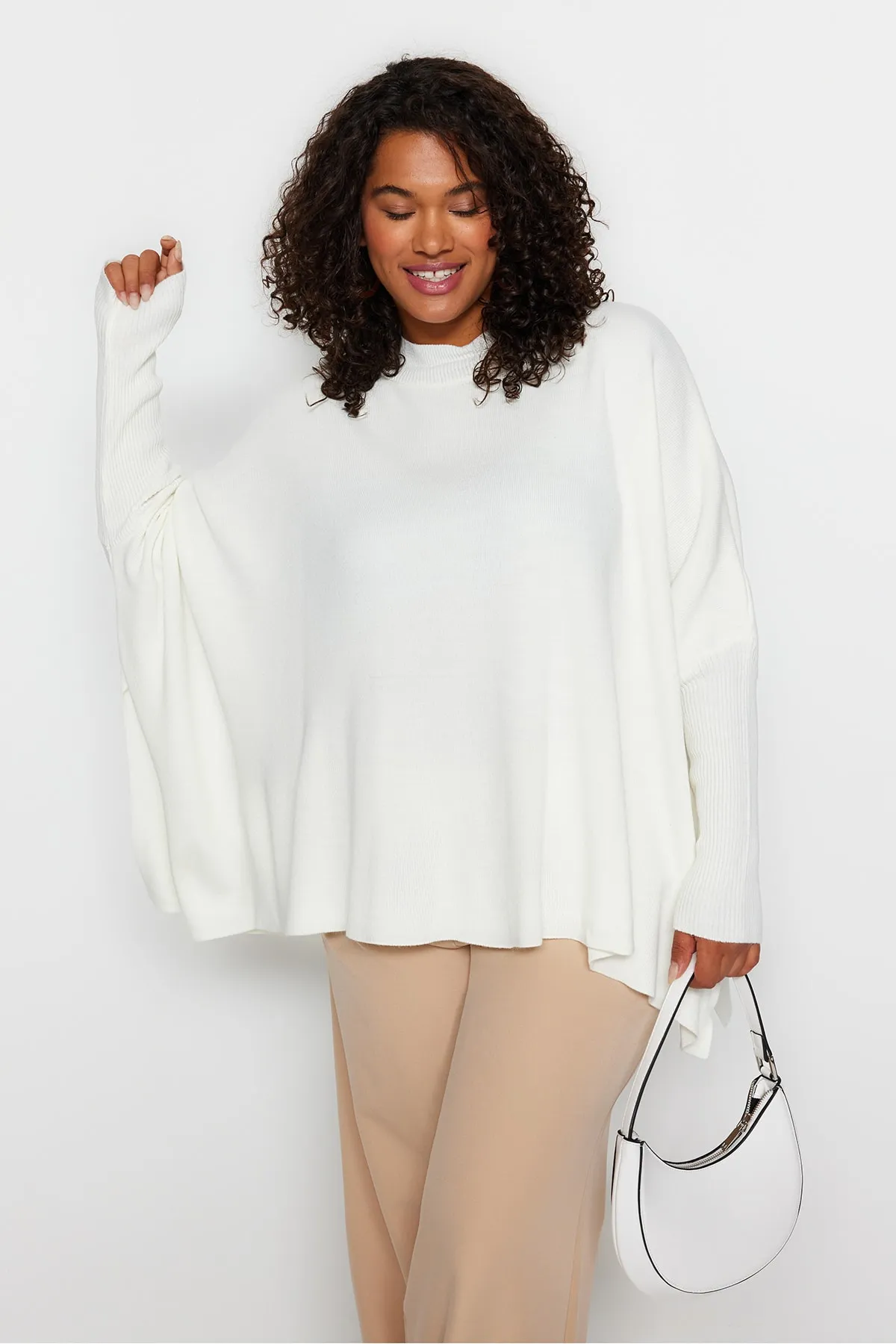 Trendyol Curve  Ecrufarbener, geschlitzter, detaillierter Strickpullover
