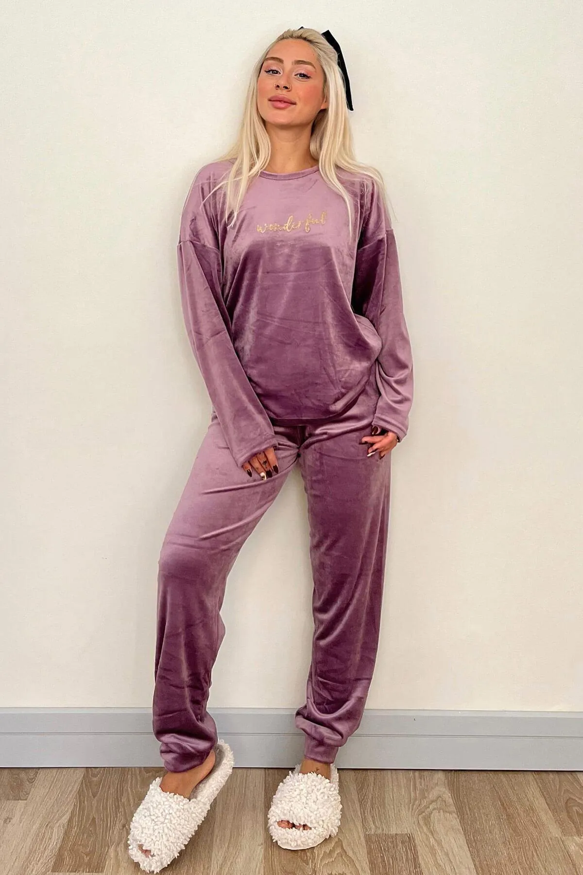 Pijamaevi  Fliederfarbenes, wunderschön gemustertes, exklusives Samt-Pyjama-Set für Damen