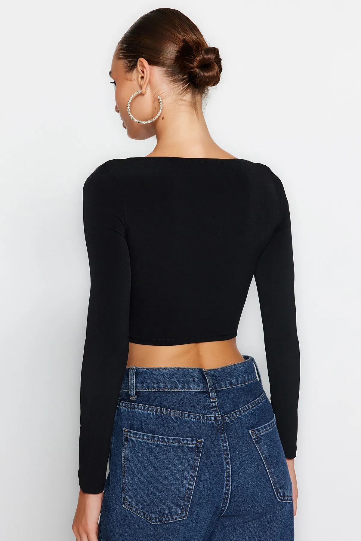 Trendyol Collection  Schwarze Bluse mit Fenster-/Ausschnittdetails TPRAW24BZ00027